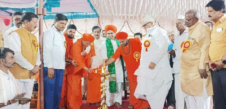 ಕಾಣದ ಕೈಗಳು ಸಮಾಜದಲ್ಲಿ ಜಾತಿ-ಧರ್ಮಗಳ ವಿಷ ಬೀಜಗಳನ್ನು ಬಿತ್ತಿ ನಾಗರಿಕ ಸಮಾಜವನ್ನು ಒಡೆಯುತ್ತಿವೆ: ದಿಂಗಾಲೇಶ್ವರ ಶ್ರೀಗಳು