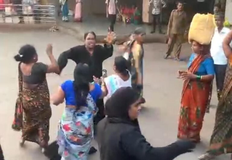 ಸರ್ಕಾರದ “ಶಕ್ತಿ” ಎಫೆಕ್ಟ್: ಸೀಟಿಗಾಗಿ ಮಹಿಳೆಯರ ಫೈಟು, ಜಡೆ ಜಗಳ ನೋಡಿ ನೆಟ್ಟಿಗರು ಸುಸ್ತು!