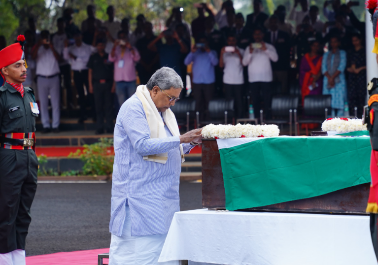 ಅಪಘಾತದಲ್ಲಿ ಹುತಾತ್ಮರಾದ ಯೋಧರಿಗೆ ಅಂತಿಮ ನಮನ ಸಲ್ಲಿಸಿದ ಸಿಎಂ ಸಿದ್ದರಾಮಯ್ಯ!