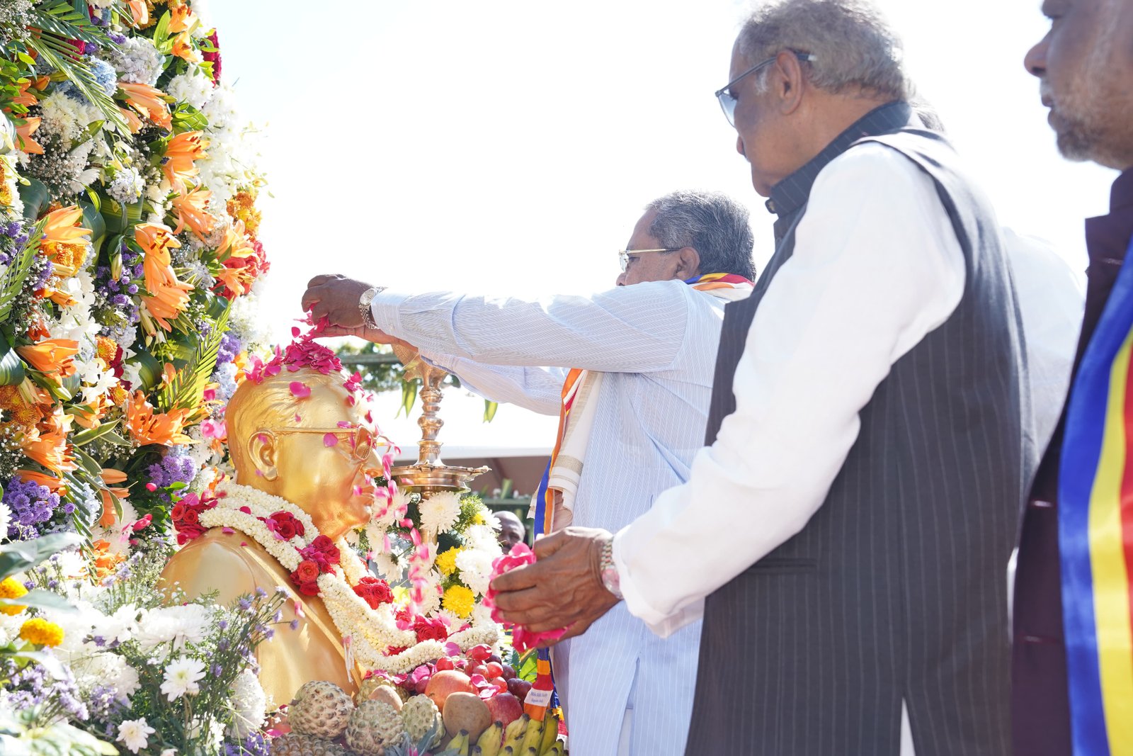 ಅಂಬೇಡ್ಕರ್ ಮಹಾ ಪರಿನಿರ್ವಾಣ ದಿನ: ಸಂವಿಧಾನ ಶಿಲ್ಪಿಯ ಪ್ರತಿಮೆಗೆ ಮಾಲಾರ್ಪಣೆ ಮಾಡಿದ ಸಿಎಂ