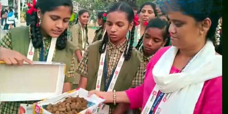 ಬೆಂಗಳೂರು ಅಂತಾರಾಷ್ಟ್ರೀಯ ವಸ್ತು ಪ್ರದರ್ಶನದಲ್ಲಿ ಗಮನಸೆಳೆದ ಲಕ್ಕುಂಡಿ ಶಾಲೆಯ ಬಾಲಕಿಯರು ಸೊಳ್ಳೆ ಬತ್ತಿ, ಹೇರ್ ಆಯಿಲ್