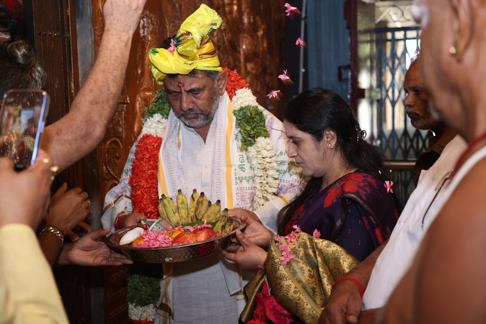 ಕುಂಭಕೋಣಂ ಪ್ರತ್ಯಂಗಿರಾ ದೇವಿ ದರ್ಶನ ಪಡೆದ ಡಿಕೆ ಶಿವಕುಮಾರ್ ದಂಪತಿ.!