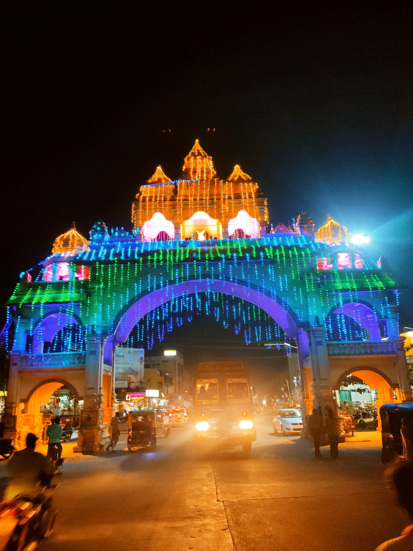 ಶ್ರೀ ಗವಿಸಿದ್ದೇಶ್ವರ ದ್ವಾರಬಾಗಿಲಕ್ಕೆ ದೀಪಾಲಂಕಾರ