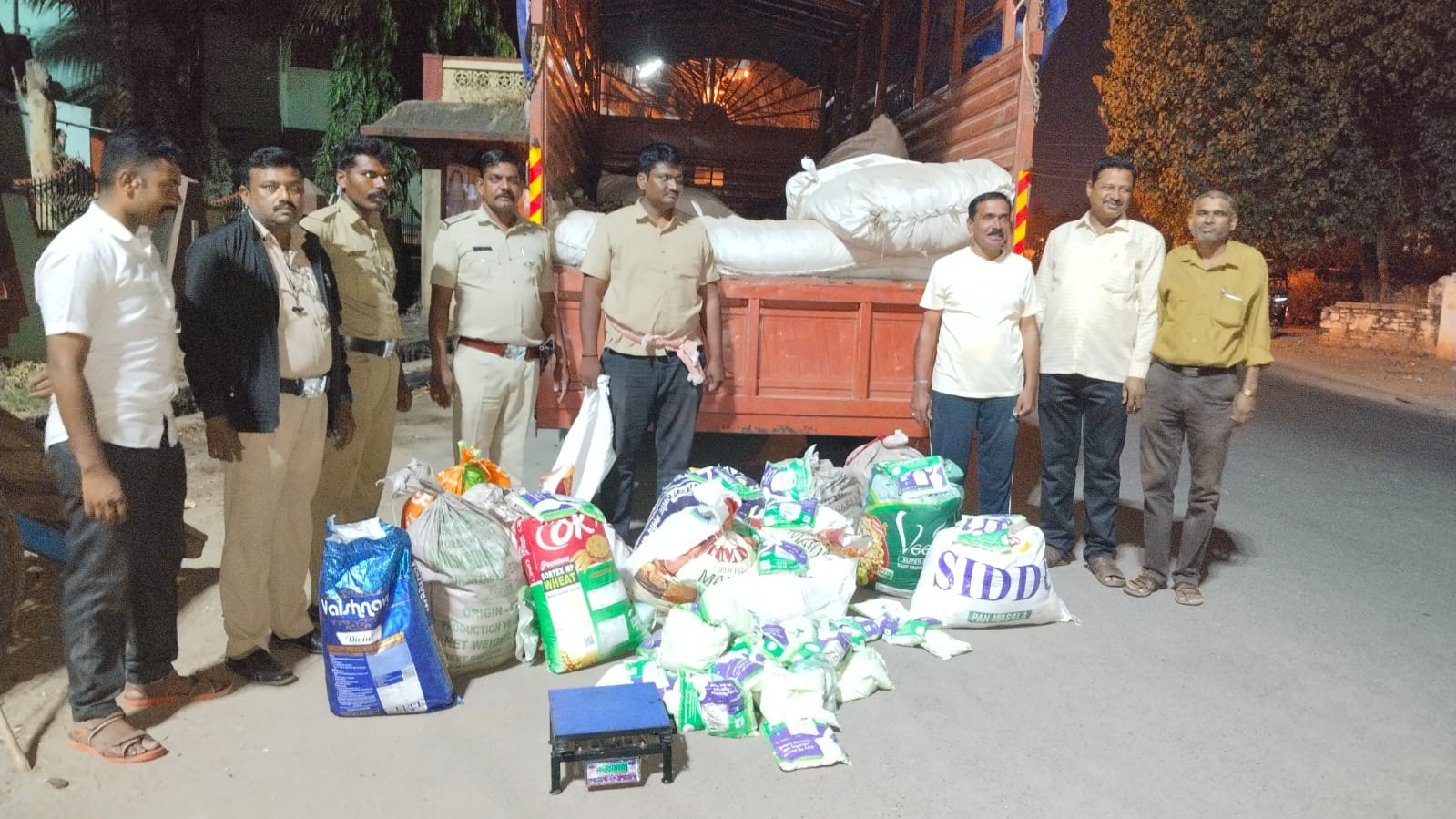 ಅಕ್ರಮವಾಗಿ ಹಾಲಿನ ಪೌಡರ್ ಸಾಗಾಟ: ಗದಗದಲ್ಲಿ ಸಿಕ್ಕಿ ಬಿದ್ದ ಖದೀಮರು!