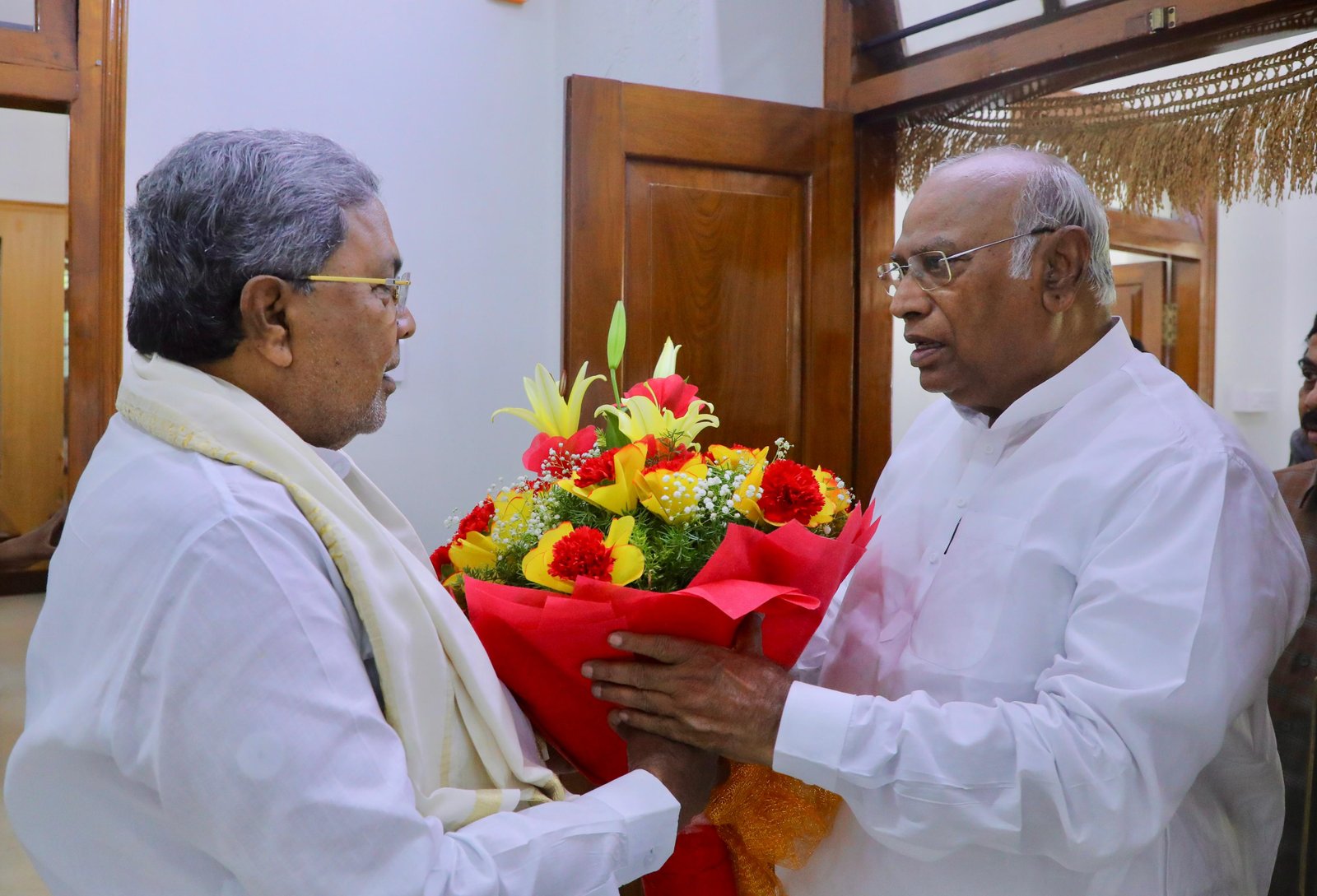 ಹನಿಟ್ರ್ಯಾಪ್ ಜಟಾಪಟಿ ಬೆನ್ನಲ್ಲೇ ದಿಢೀರ್ ಸಿಎಂ ಮನೆಗೆ ಮಲ್ಲಿಕಾರ್ಜುನ ಖರ್ಗೆ ಭೇಟಿ!
