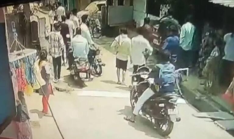 ಇದೆಂಥಾ ಕ್ರೌರ್ಯ:  ಸಾರ್ವಜನಿಕವಾಗಿ ಅತ್ತೆ ಮೇಲೆ ಹಲ್ಲೆ ನಡೆಸಿದ ಅಳಿಯ!