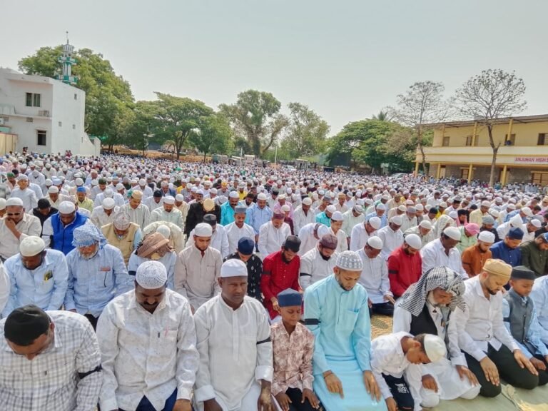 ಕಪ್ಪು ಪಟ್ಟಿ ಧರಿಸಿ ಪ್ರಾರ್ಥನೆ