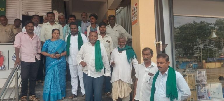 ರೈತರಿಂದ ಕೃಷಿ ಇಲಾಖೆಯೆದುರು ಪ್ರತಿಭಟನೆ