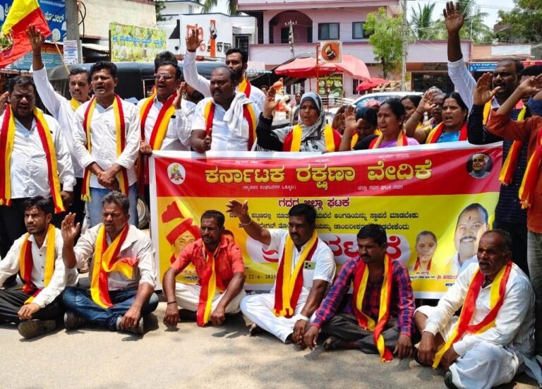 ರಸ್ತೆ ಡಾಂಬರೀಕರಣಕ್ಕೆ ಆಗ್ರಹಿಸಿ ಪ್ರತಿಭಟನೆ