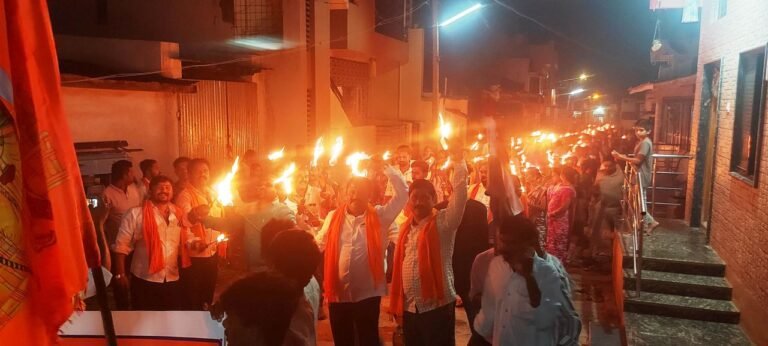 ಭಯೋತ್ಪಾದಕರ ದಾಳಿ ಖಂಡಿಸಿ ಪಂಜಿನ ಮೆರವಣಿಗೆ