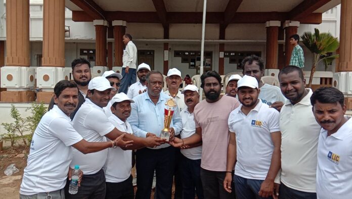 page-4__LIC_cricket