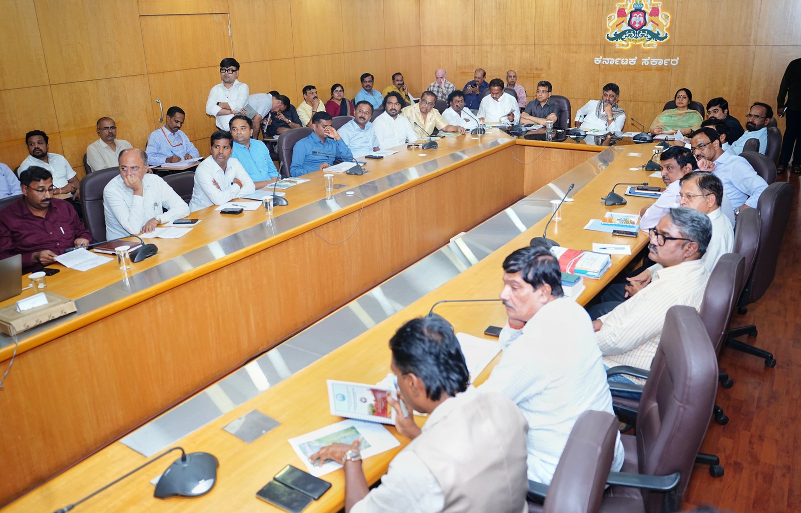 ಟೆಂಡರ್ ಕರೆಯುವ ಮುನ್ನ ಪೊಲೀಸ್ ಅಧಿಕಾರಿಗಳ ಜತೆ ಡಿಸಿಎಂ ಡಿ.ಕೆ. ಶಿವಕುಮಾರ್ ಚರ್ಚೆ