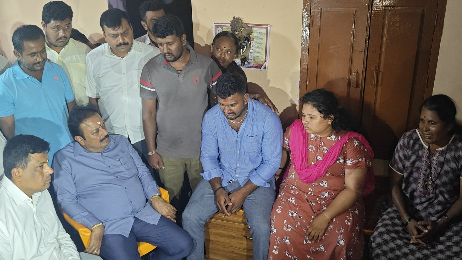 ಪೊಲೀಸರ ಎಡವಟ್ಟಿಗೆ ಮಗು ಬಲಿ: ಪೋಷಕರಿಗೆ ಸಾಂತ್ವನ ಹೇಳಿದ ಚಲುವರಾಯಸ್ವಾಮಿ – ಪರಿಹಾರ ವಿತರಣೆ