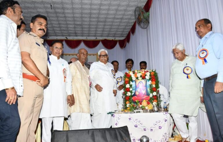 ಒಗ್ಗಟ್ಟಿನಿಂದ ಬಾಳಿ ಸದೃಢ ಸಮಾಜ ನಿರ್ಮಿಸೋಣ