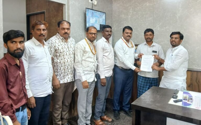 ರೈತ ಸೋಮಪ್ಪ ಭೀಮಪ್ಪ ಪೂಜಾರ ಅವರಿಗೆ ಪರಿಹಾರ ಧನದ ಚೆಕ್‌ ವಿತರಿಸಿದ ಶಾಸಕ ಚಂದ್ರು ಲಮಾಣಿ