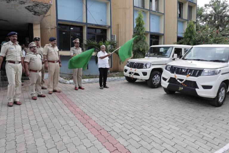 ಅಬಕಾರಿ ಇಲಾಖೆಗೆ ಹಂಚಿಕೆಯಾಗಿರುವ ವಾಹನಗಳಿಗೆ ಚಾಲನೆ ನೀಡಿದ ಉಪ ಆಯುಕ್ತ ರಮೇಶ್‌ ಕುಮಾರ್