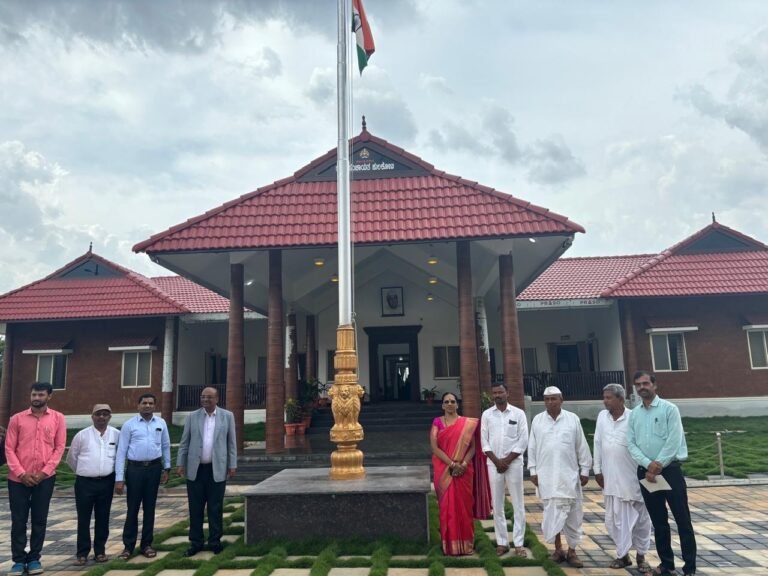ಹುಲಕೋಟಿ ಗ್ರಾಮ ಪಂಚಾಯಿತಿ ಕಟ್ಟಡ ವೀಕ್ಷಣೆ