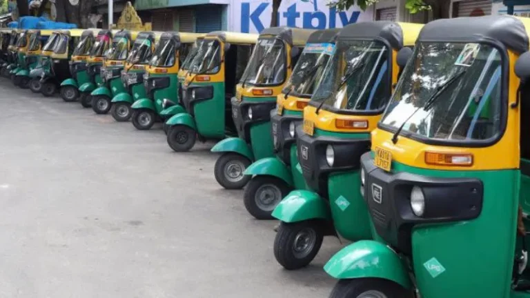 RTO ಅಧಿಕಾರಿಗಳ ಕಾರ್ಯಾಚರಣೆ: ಕಾನೂನು ಉಲ್ಲಂಘನೆ ಮಾಡಿದ್ದ 233 ಆಟೋಗಳು ಸೀಜ್!