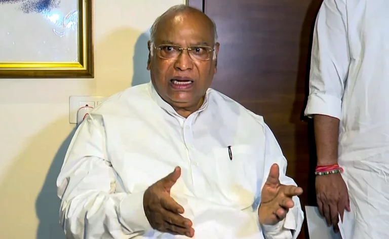 ರಾಜ್ಯ ಕಾಂಗ್ರೆಸ್​​ʼನಲ್ಲಿ ‘ಪವರ್ ಫೈಟ್’: ಸಿಎಂ ಬದಲಾವಣೆ ಬಗ್ಗೆ ಮಲ್ಲಿಕಾರ್ಜುನ ಖರ್ಗೆ ಮೊದಲ ರಿಯಾಕ್ಷನ್