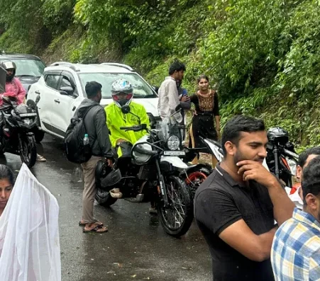 ಭಾರೀ ಗಾಳಿ-ಮಳೆಗೆ ಧರೆಗುರುಳಿದ ಬೃಹತ್ ಮರ.. ಚಾರ್ಮಾಡಿಯಲ್ಲಿ ಟ್ರಾಫಿಕ್ ಜಾಮ್!