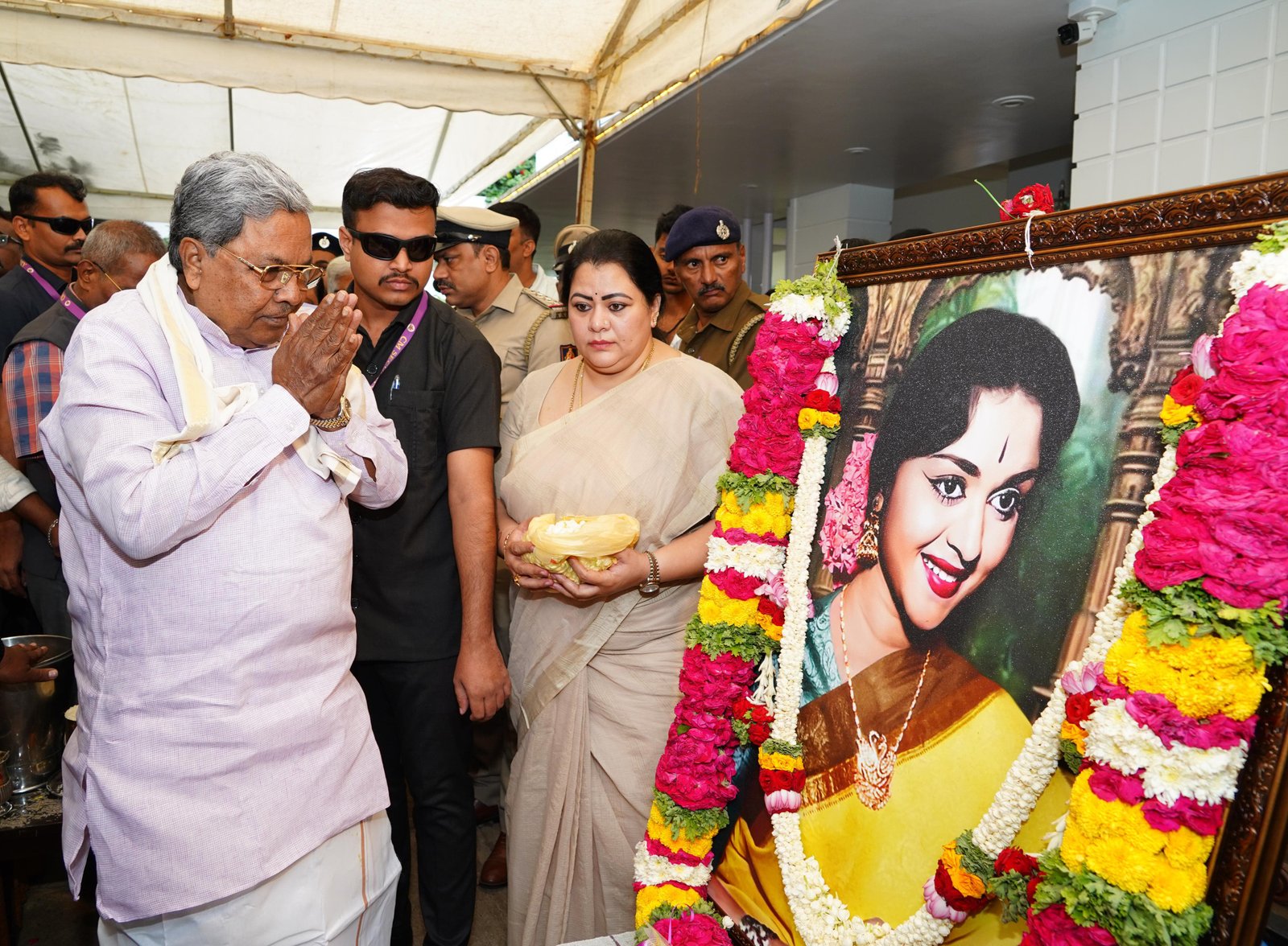 ಹಿರಿಯ ನಟಿ ಬಿ.ಸರೋಜಾದೇವಿ ಅವರ ಅಂತಿಮ ದರ್ಶನ ಪಡೆದ ಸಿಎಂ ಸಿದ್ದರಾಮಯ್ಯ.!