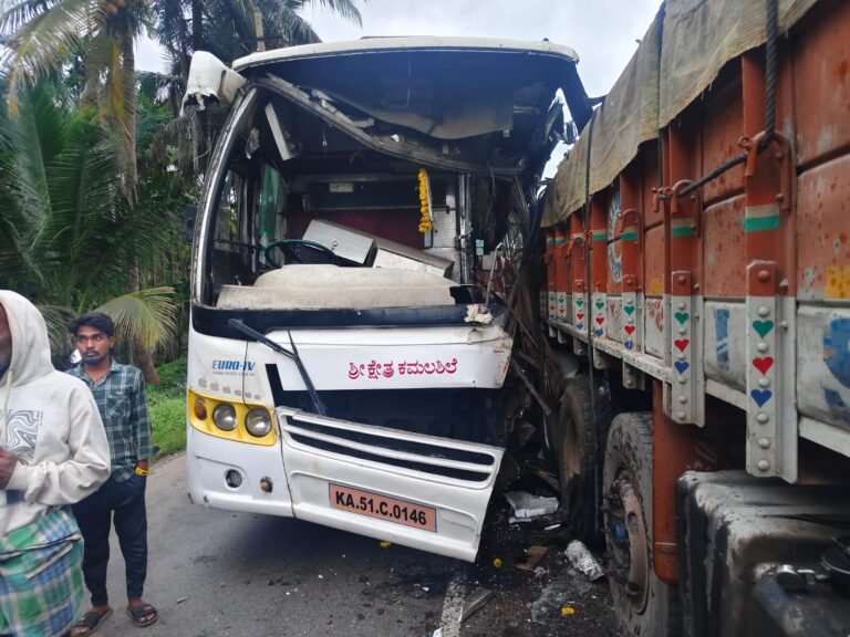ಭೀಕರ ಅಪಘಾತ: ಕೆಟ್ಟು ನಿಂತಿದ್ದ ಲಾರಿಗೆ ಬಸ್ ಡಿಕ್ಕಿ, ಇಬ್ಬರು ಸಾವು- 13ಕ್ಕೂ ಹೆಚ್ಚು ಮಂದಿಗೆ ಗಾಯ!
