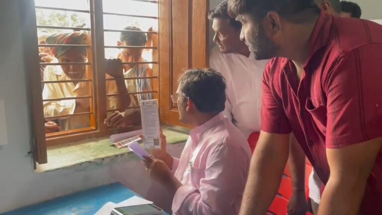 ಗದಗ| ಆಧಾರ್ ಕಾರ್ಡ್ ಪರಿಶೀಲಿಸಿ ರೈತರಿಗೆ ರಸಗೊಬ್ಬರ ವಿತರಿಸಿದ ಬಿಜೆಪಿ ಶಾಸಕ!