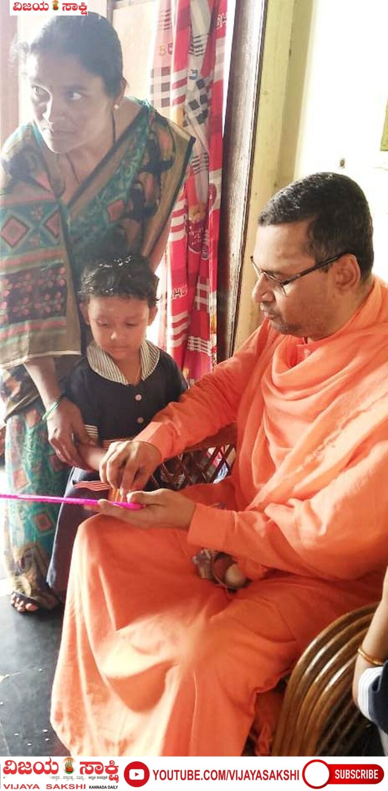 ಹಿರೇಮಠ ಶ್ರೀಗಳಿಂದ ಮಕ್ಕಳಿಗೆ ಅಕ್ಷರಾಭ್ಯಾಸ
