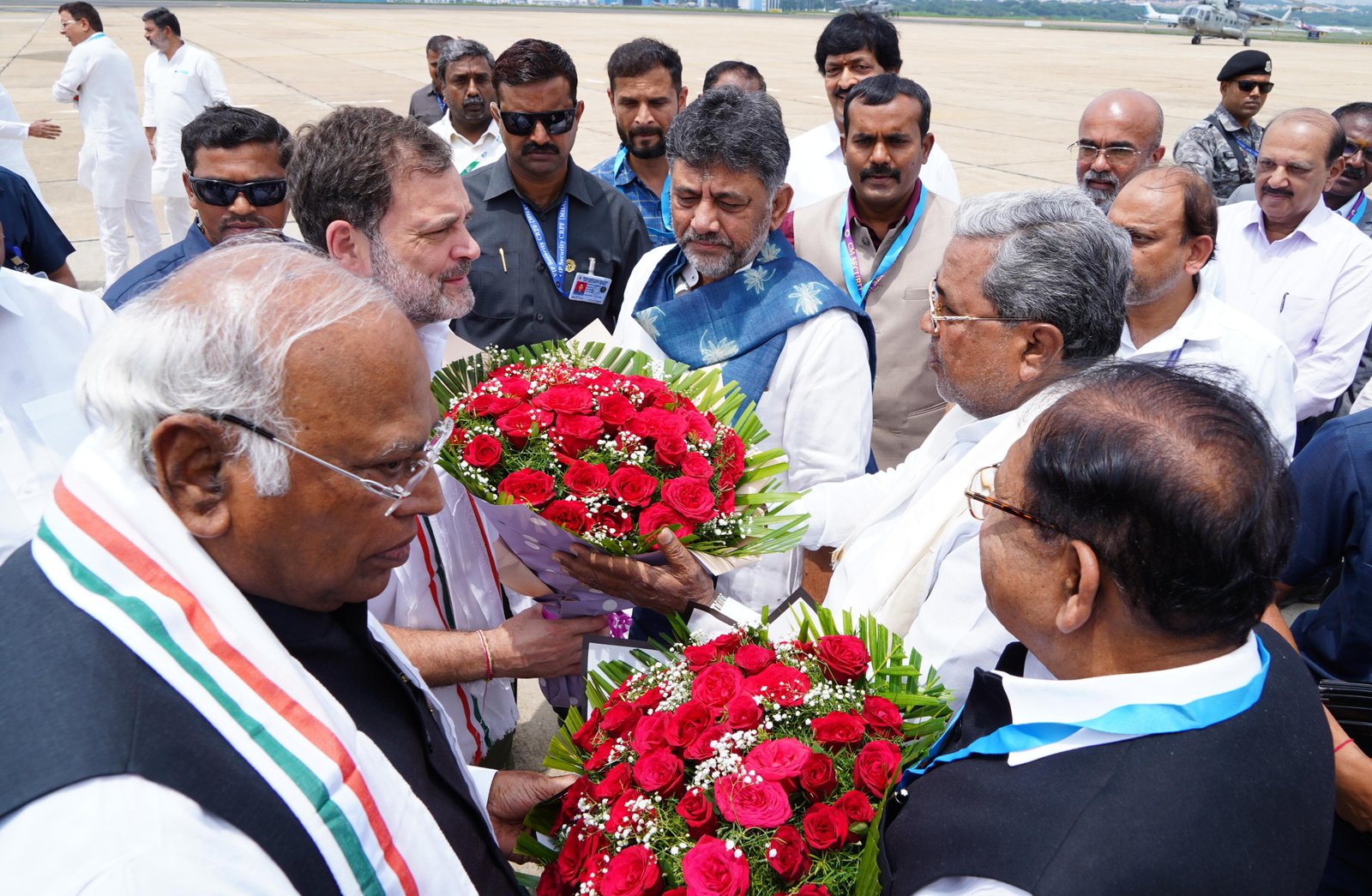 ಬೆಂಗಳೂರಿಗೆ ಆಗಮಿಸಿದ ರಾಹುಲ್ ಗಾಂಧಿ: ಸ್ವಾಗತ ಕೋರಿದ CM, DCM