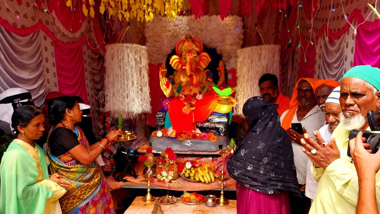 ಹಿಂದೂ-ಮುಸ್ಲಿಂ ಮಹಿಳೆಯರಿಂದ ಗಣೇಶ ಪೂಜೆ: ಭಾವೈಕ್ಯತೆ ಸಂದೇಶಕ್ಕೆ ಸಾಕ್ಷಿಯಾದ ಗದುಗಿನ ಈ ಪುಟ್ಟ ಗ್ರಾಮ!