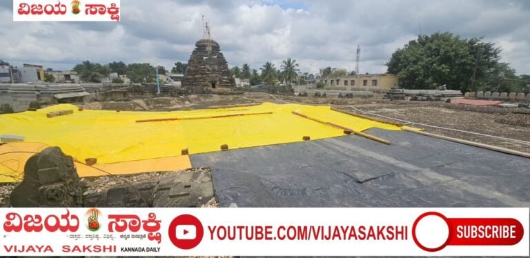 ಸೋರುತ್ತಿರುವ ಲಕ್ಷ್ಮೇಶ್ವರ ಸೋಮೇಶ್ವರ ದೇವಸ್ಥಾನ: ಭಕ್ತರಿಂದ ತಾಡಪತ್ರಿ ಹೊದಿಕೆ