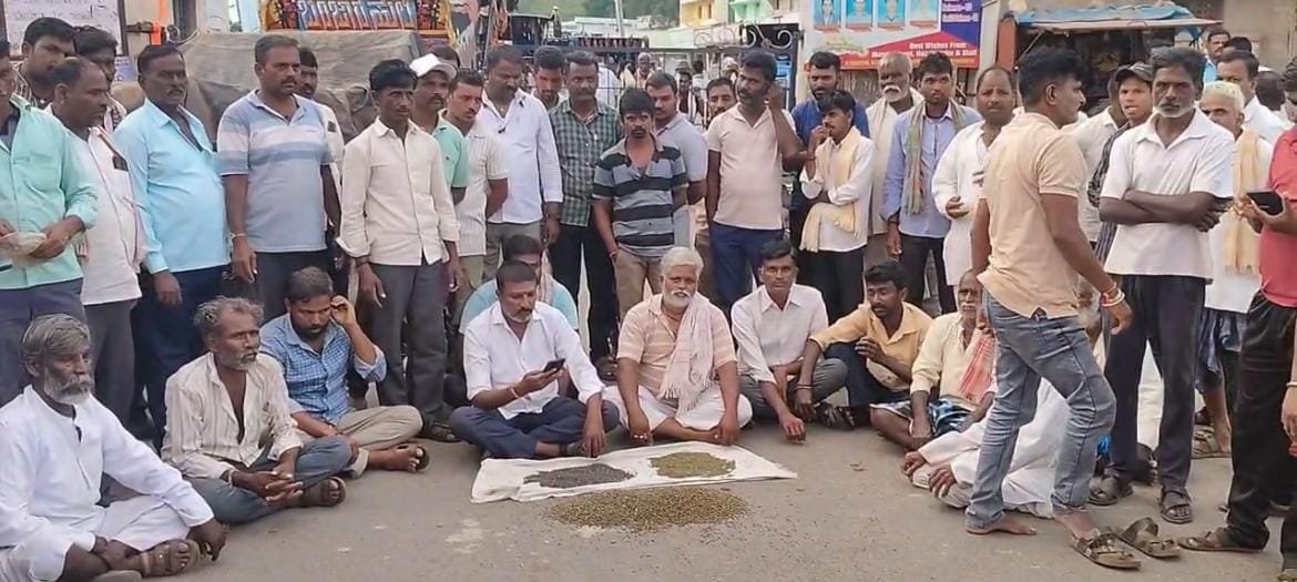 ಕೃಷಿ ಉತ್ಪನ್ನ ಮಾರುಕಟ್ಟೆ ಬಾಗಿಲಿಗೆ ಬೀಗ ಜಡೆದ ‘ಅನ್ನದಾತರು’