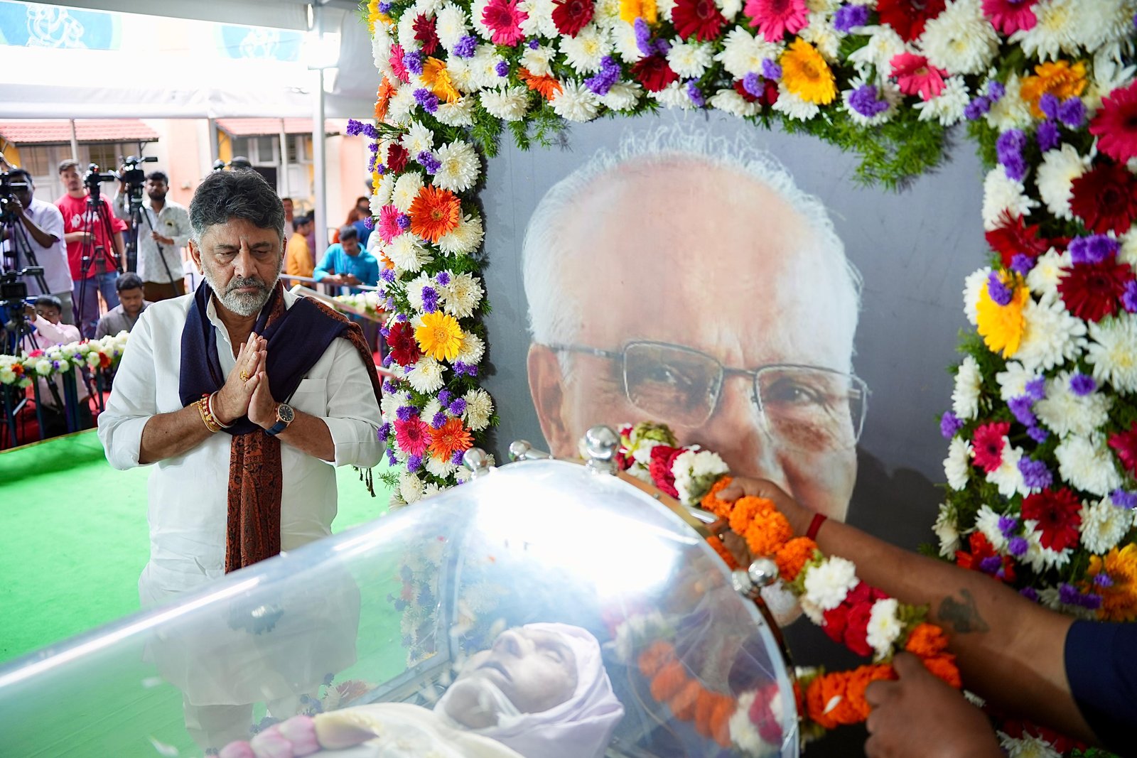 ಎಸ್.ಎಲ್ ಭೈರಪ್ಪ ಪಾರ್ಥಿವ ಶರೀರದ ಅಂತಿಮ ದರ್ಶನ ಪಡೆದ DCM ಡಿ.ಕೆ ಶಿವಕುಮಾರ್.! 