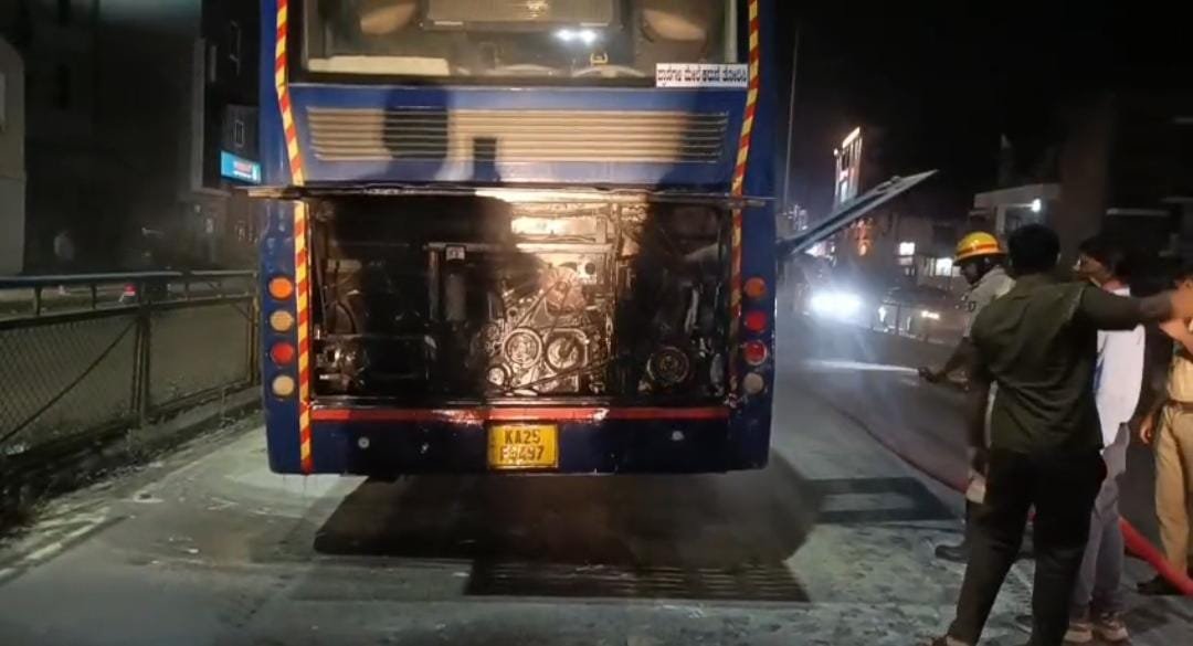 ಚಲಿಸುತ್ತಿದ್ದ ಚಿಗರಿ ಬಸ್ ನಲ್ಲಿ ಬೆಂಕಿ; ತಪ್ಪಿತು ಭಾರೀ ಅನಾಹುತ!