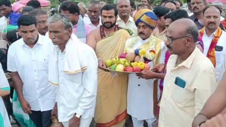 ದೇವಿರಮ್ಮ ಬೆಟ್ಟದಲ್ಲಿ ಜಾತ್ರಾ ಸಂಭ್ರಮ: ಮೈಸೂರು ಅರಸರ ಪರವಾಗಿ ಬಾಗಿನ ಅರ್ಪಣೆ