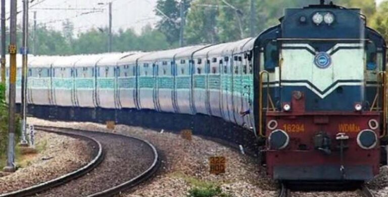 ರೈಲ್ವೇ ಸಿಬ್ಬಂದಿ ಸಮಯಪ್ರಜ್ಞೆಯಿಂದ ತಪ್ಪಿದ ಭಾರೀ ಅನಾಹುತ!