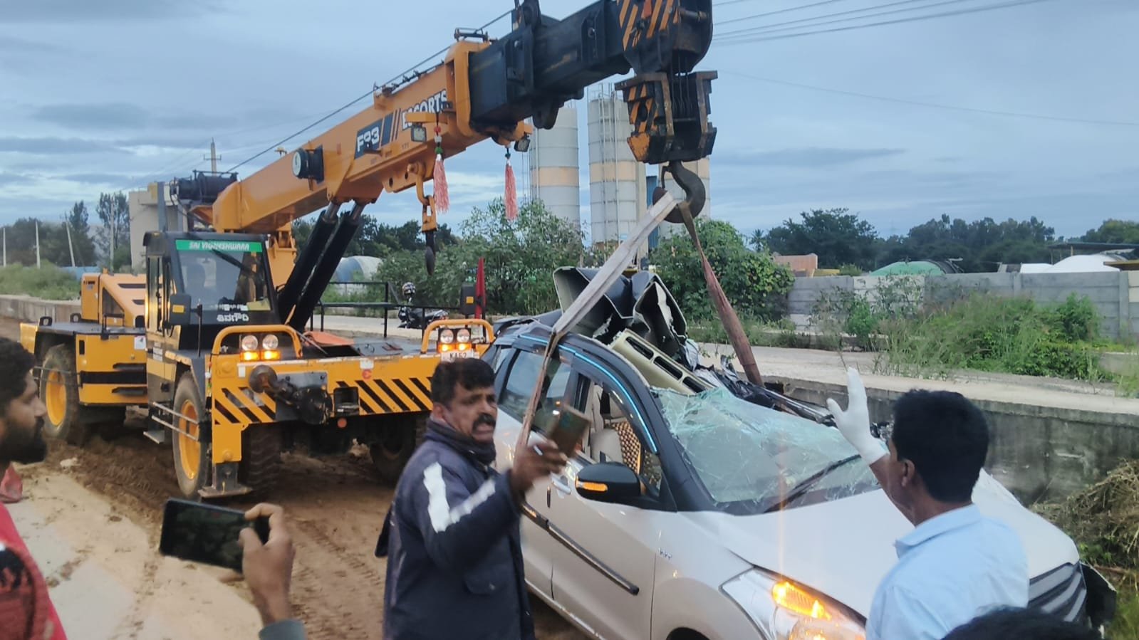 ಬೆಳ್ಳಂಬೆಳಗ್ಗೆ ಭೀಕರ ಅಪಘಾತ: ಇಬ್ಬರು ಸಾವು! ಮೂವರು ಗಂಭೀರ