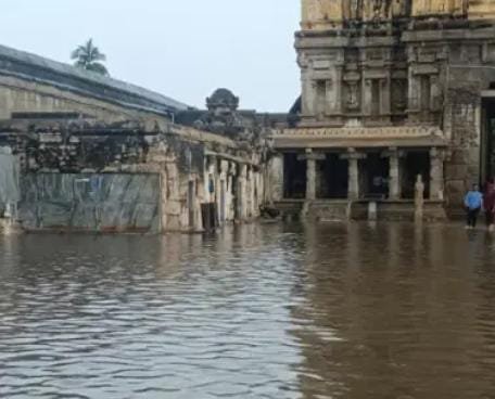 ಕೆರೆಯಂತಾದ ಹಂಪಿ ದೇವಾಲಯ: ದರ್ಶನಕ್ಕಾಗಿ ಪ್ರವಾಸಿಗರು ಹೈರಾಣು