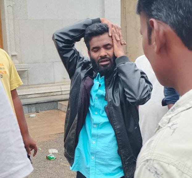 ಚಪ್ಪಲಿ ಕಾಲಲ್ಲಿ ದೇವಾಲಯಕ್ಕೆ ನುಗ್ಗಿ ದೇವರ ಮೂರ್ತಿಗೆ ಒದ್ದು ವಿಕೃತಿ ಮೆರೆದ ಯುವಕ: ಕಟ್ಟಿಹಾಕಿ ಥಳಿಸಿದ ಸ್ಥಳೀಯರು