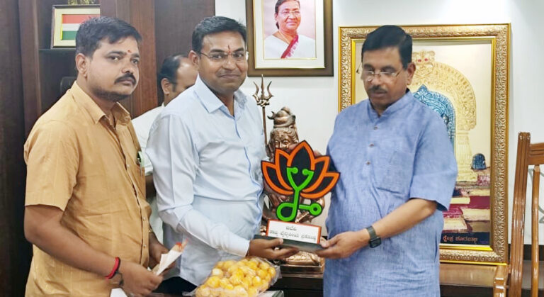 ಸಚಿವ ಪ್ರಲ್ಹಾದ ಜೋಷಿ ಅವರಿಗೆ ಸನ್ಮಾನ