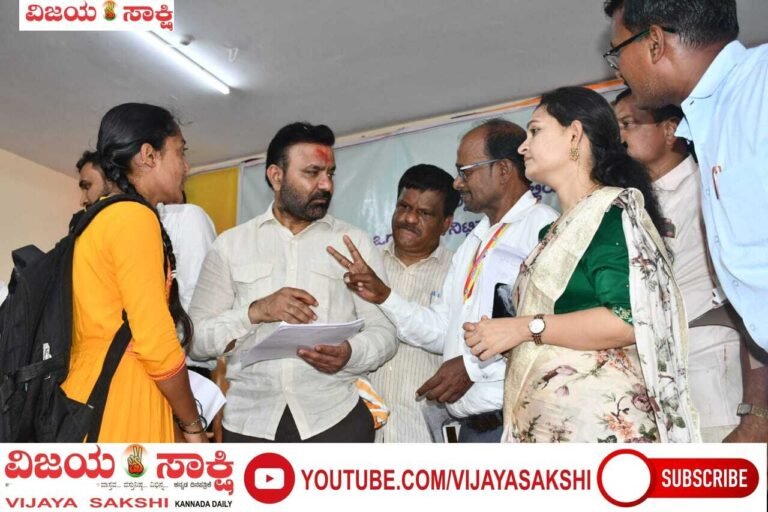 18ನೇ ಜನತಾ ದರ್ಶನದಲ್ಲಿ ಜನರ ಸಮಸ್ಯೆ ಆಲಿಸಿದ ಜಿಲ್ಲಾ ಉಸ್ತುವಾರಿ ಸಚಿವ ಸಂತೋಷ ಲಾಡ್