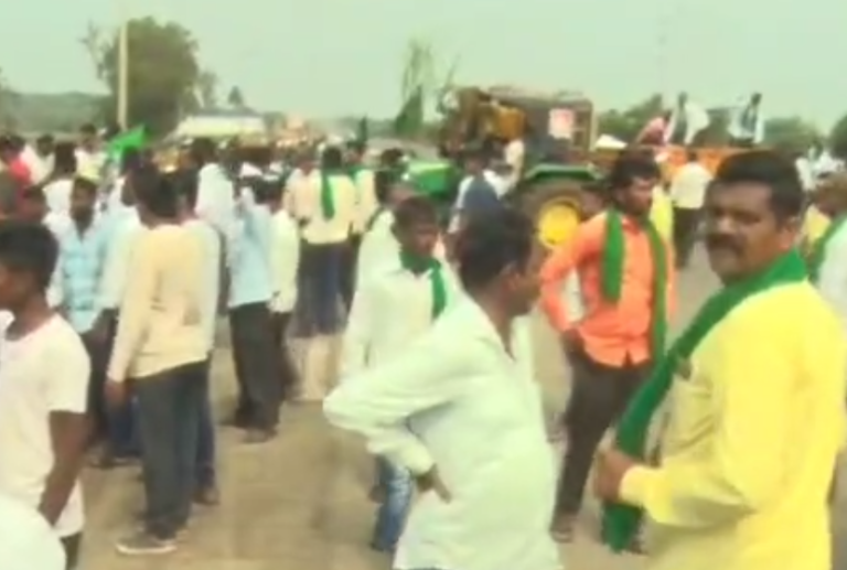ಕಬ್ಬು ಬೆಳೆಗಾರರ ಕಿಚ್ಚು: ಹತ್ತರಗಿ ಟೋಲ್ ಬಳಿ ರಾಷ್ಟ್ರೀಯ ಹೆದ್ದಾರಿಗೆ ನುಗ್ಗಿದ ರೈತರು! 
