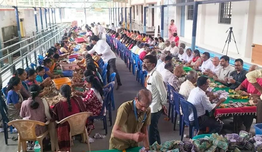 ಚಾಮರಾಜನಗರ: ಜಮೀನಿನಲ್ಲಿ ಭಾರೀ ಗಾತ್ರದ ಹುಲಿ ಪ್ರತ್ಯಕ್ಷ, ಆತಂಕಗೊಂಡ ರೈತರು!