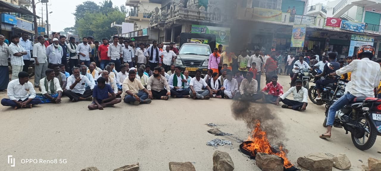 ಹುಲಿ ದಾಳಿ ತಪ್ಪಿಸಿ, ಮನುಷ್ಯರ‌ ಜೀವ ರಕ್ಷಿಸಿ: ಮೈಸೂರಿನಲ್ಲಿ ಟಯರ್ʼಗೆ ಬೆಂಕಿ‌ಹಚ್ಚಿ ಗ್ರಾಮಸ್ಥರ ಪ್ರತಿಭಟನೆ