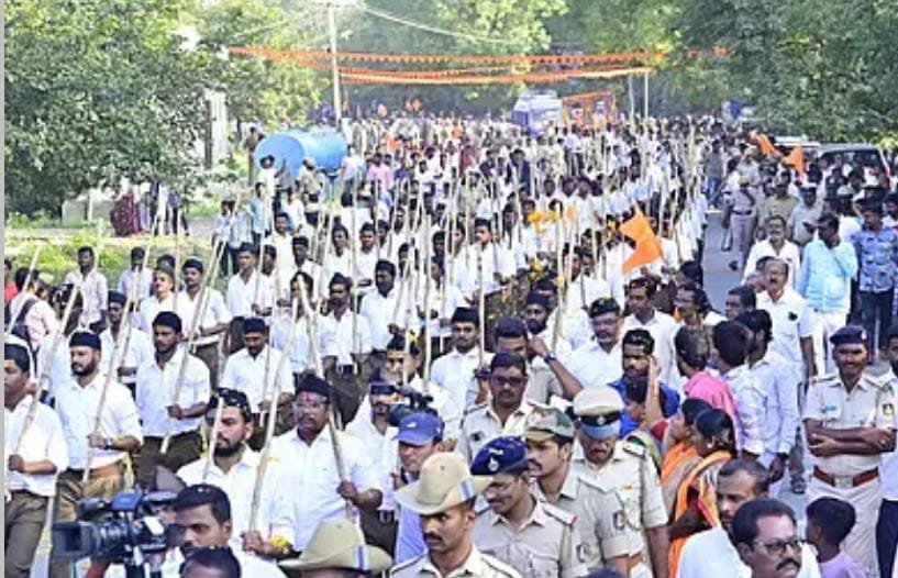 ಚಿತ್ತಾಪುರದಲ್ಲಿ ಆರ್‌ಎಸ್‌ಎಸ್‌ ಪಥಸಂಚಲನ ಯಶಸ್ವಿ: ಭಗವಾ ಧ್ವಜದ ನಡುವೆ ಕಾರ್ಯಕರ್ತರ ಹೆಜ್ಜೆ!