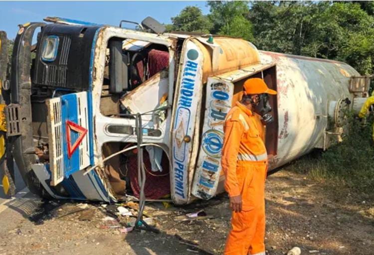 ಚಾಲಕನ ನಿಯಂತ್ರಣ ತಪ್ಪಿ ಗ್ಯಾಸ್ ಟ್ಯಾಂಕರ್ ಪಲ್ಟಿ: ಅಂಕೋಲಾ–ಯಲ್ಲಾಪುರ ಹೆದ್ದಾರಿ ಸಂಚಾರ ಬಂದ್!
