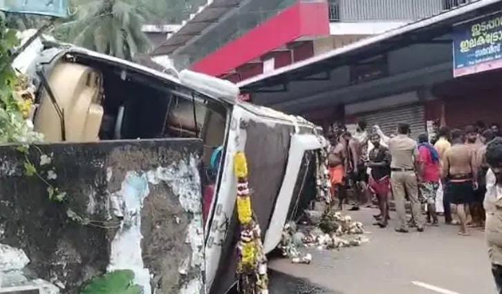 ಅಯ್ಯಪ್ಪ ಮಾಲಾಧಾರಿಗಳಿದ್ದ ಬಸ್ ಪಲ್ಟಿ: ತಪ್ಪಿದ ದುರಂತ, 33 ಮಂದಿ ಪಾರು!