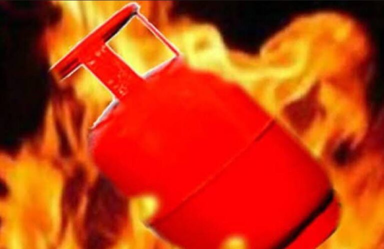 ಅಡುಗೆ ಮಾಡುವಾಗ ಗ್ಯಾಸ್ ಸಿಲಿಂಡರ್ ಸ್ಫೋಟ: ನಾಲ್ವರಿಗೆ ಗಂಭೀರ ಗಾಯ!