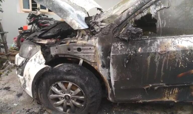 ಮನೆ ಮುಂದೆ ನಿಲ್ಲಿಸಿದ್ದ ಕಾರುಗಳಿಗೆ ಬೆಂಕಿ: ಗಾಂಜಾ ಮತ್ತಲ್ಲಿ ಕಿಡಿಗೇಡಿಗಳ ಕೃತ್ಯ?