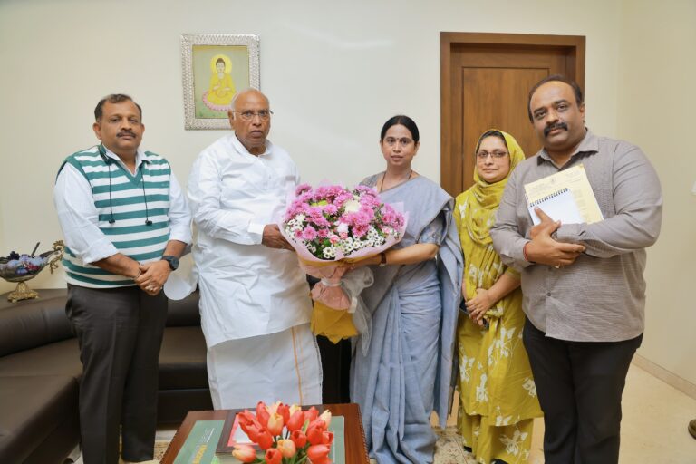 AICC ಅಧ್ಯಕ್ಷ ಮಲ್ಲಿಕಾರ್ಜುನ ಖರ್ಗೆ ಭೇಟಿಯಾದ ಸಚಿವೆ ಲಕ್ಷ್ಮೀ ಹೆಬ್ಬಾಳ್ಕರ್! ತೀವ್ರ ಕುತೂಹಲ